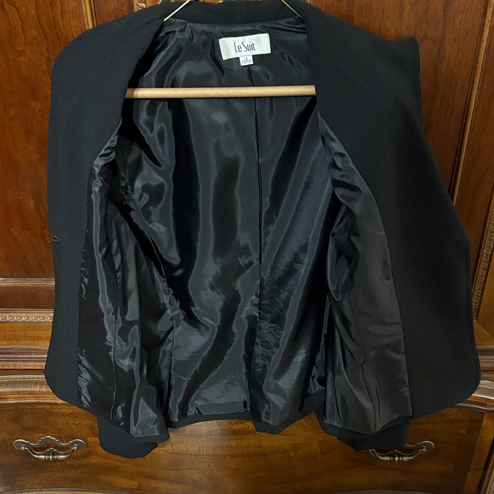 Le Suit Women's Black Blazer with Gold Button - Picture 3 of 10